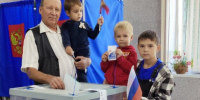 Житель Клетни Василий Петруненко с внуками голосует за сильную Брянщину - Газета Новая жизнь